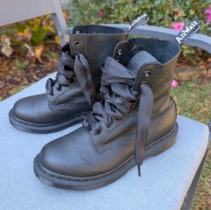 EUC Dr. Martens Pascal Mono in Virginia leather size US 7/EU 38 satin laces